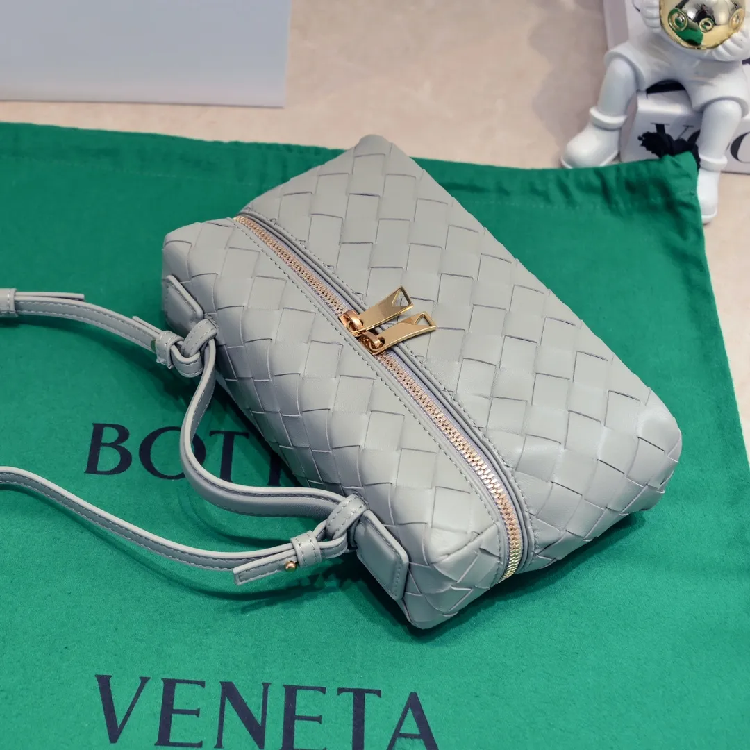 Batch 1360 Bottega Veneta 24 spring and summer woven zipper crossbody bag. A crossbody bag that can be used as a cosmetic bag. The exquisite weaving and compact body are an indispensable accessory for the upcoming summer. The double zipper also better protects the bag. It has a large capacity. If you like it, don’t miss it. Style number: 9109 Size: 22*12.5*5cm